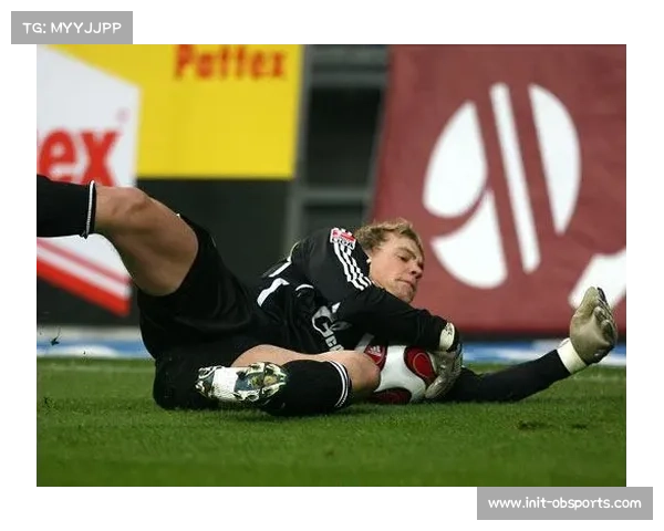 老将诺伊尔训练中指导年轻门将，领袖责任超越球场表现