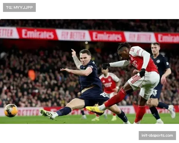 特写：阿森纳后卫在本方禁区内一次关键的传中球解围